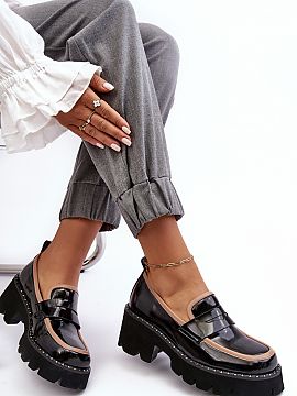 Mocasini Step in style  Mocasinii pentru femei au fost confecționați din piele ecologică. Aceștia au o curea decorativă cu o tăietură în partea din față. 