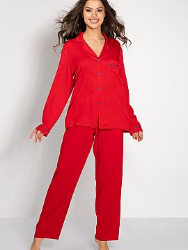 Pijama Momenti Per Me  Aceste pijamale pentru femei sunt chintesența confortului și a eleganței. Este compusă dintr-o cămașă cu mânecă lungă cu nasturi �