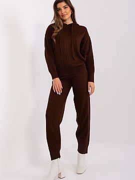 Completă Badu  Acest set este alcătuit dintr-un pulover confortabil cu mânecă lungă și glugă și pantaloni lungi, fiind alegerea perfectă pentru uzu