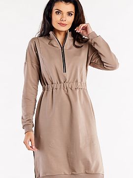 Rochie de zi Infinite You  Rochie cu mâneci lungi, fante laterale decorative și cusături verticale în față. O bandă de cauciuc este cusută în talie pentru o p