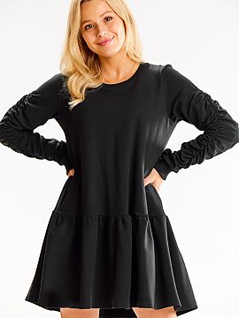 Rochie de zi Infinite You  Rochie lejeră, cu mâneci lungi, decolteu rotund și tiv cu volane. Mâneci cu pliuri decorative.