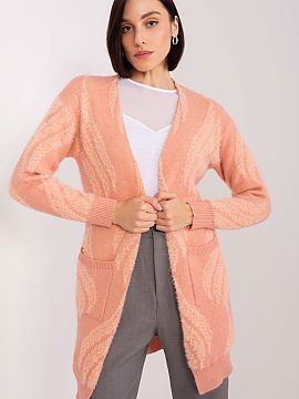 Cardigan AT  Acest cardigan cu cuvertură de pat este piesa perfectă pentru garderoba casual, care se potrivește la multe ocazii zilnice. Confecționat