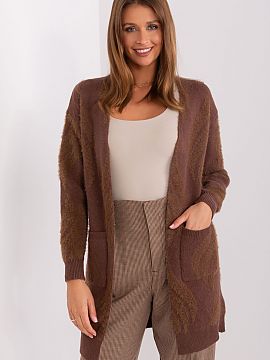 Cardigan AT  Acest cardigan cu cuvertură de pat este piesa perfectă pentru garderoba casual, care se potrivește la multe ocazii zilnice. Confecționat