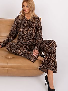 Completă Lakerta  Set casual pentru femei, format dintr-o bluză și pantaloni.  Bluză lejeră, cu mâneci lungi și decolteu de tip crew. Pantaloni lungi cu