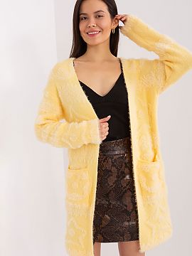Cardigan AT  Acest cardigan descheiat este ideal pentru cei care apreciază confortul și libertatea de mișcare. Stilul său casual îl face perfect pen