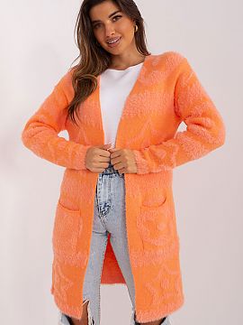 Cardigan AT  Acest cardigan descheiat este ideal pentru cei care apreciază confortul și libertatea de mișcare. Stilul său casual îl face perfect pen
