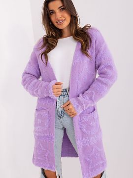 Cardigan AT  Acest cardigan descheiat este ideal pentru cei care apreciază confortul și libertatea de mișcare. Stilul său casual îl face perfect pen