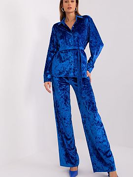 Completă Lakerta  Acest set din catifea este sinonim cu confortul și stilul casual. Cămașa, încheiată cu nasturi, emană dezinvoltură și dezinvoltură,