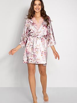 Cămaşă de noapte Momenti Per Me  O fustă scurtă cusută din satin de înaltă calitate. Mâneci finisate cu manșete. Se leagă în talie. Conceput și cusut în Polonia. 