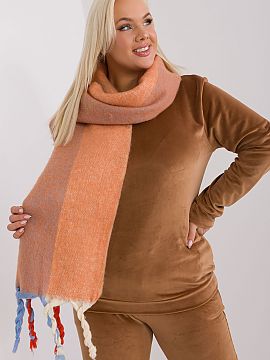 Şal AT  Această eșarfă lungă cu dungi decorative și modele interesante este completarea perfectă pentru garderoba ta de toamnă-iarnă. Confec