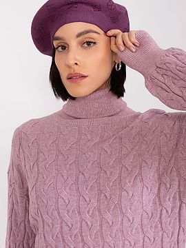 Beretă AT  Beretă tricotată cu aplicații interesante de pietre de ras.