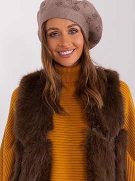 Beretă AT  Beretă tricotată cu aplicații interesante de pietre de ras.