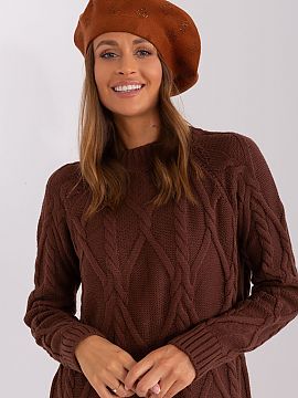 Beretă AT  Beretă tricotată cu aplicații interesante de pietre de ras.