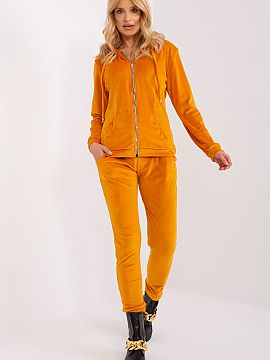Completă Relevance  Set din velur format dintr-un tricou și pantaloni lungi. Hanorac cu mâneci lungi și glugă, cu fermoar. Buzunare glisante în față. Pan