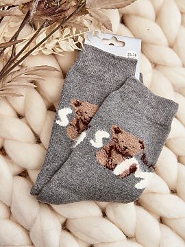 Şosete Step in style  Șosete călduroase pentru femei, ideale pentru zilele reci. Model cu un plasture în formă de ursuleț de pluș. O bordură ușoară îi v