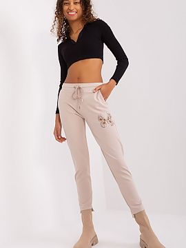 Pantaloni de trening Relevance  Acești pantaloni de trening sunt o armonie de confort și stil casual, perfecți pentru fiecare zi. Acești pantaloni se potrivesc perfect 