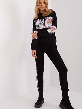 Completă Relevance  Acest set de trening este o combinație de confort excelent și stil original. Setul este chintesența casualului și a relaxării, ideal pe