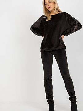 Completă Relevance  Set din velur format dintr-o bluză și pantaloni lungi. Bluză cu mâneci lungi și decolteu rotund. Pantaloni lungi cu cordon în talie ș