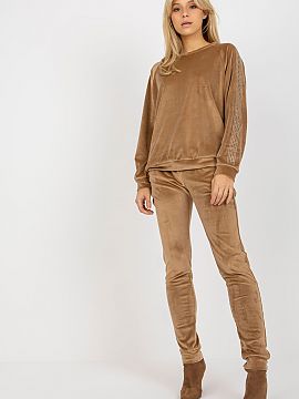 Completă Relevance  Set din velur format dintr-o bluză și pantaloni lungi. Bluză cu mâneci lungi și decolteu rotund. Pantaloni lungi cu cordon în talie ș