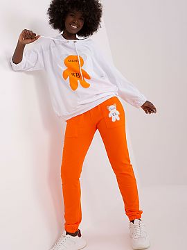 Completă Relevance  Set de trening format dintr-un tricou și pantaloni. Hanorac cu mânecă lungă și decolteu rotund. Imprimeu decorativ cu ursuleț de pluș