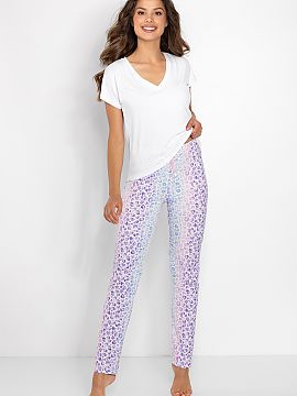 Pijama Momenti Per Me  Pijama confortabilă pentru femei, formată dintr-o bluză și pantaloni. Bluză de culoare solidă, cu mâneci scurte și decolteu în V. 