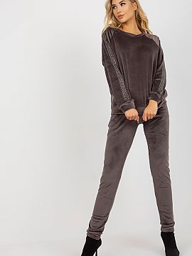 Completă Relevance  Set din velur format dintr-o bluză și pantaloni lungi. Bluză cu mâneci lungi și decolteu rotund. Pantaloni lungi cu cordon în talie ș