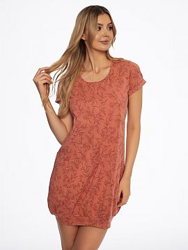 Cămaşă Henderson  Cămașa de noapte pentru alăptare Amis este o rochie confortabilă, finisată cu un tiv îngrijit cu nervuri. Croiala unică asigură, pe 