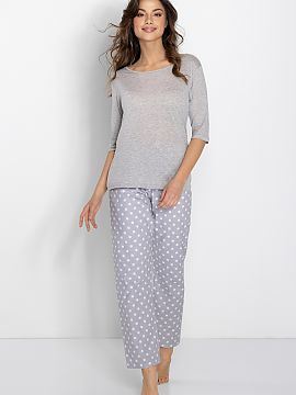 Pijama Momenti Per Me  Vă invităm să descoperiți o pijama pentru femei unică, care combină confortul de neegalat cu un farmec subtil. Această compoziție di