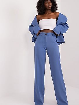 Pantaloni lungi Lakerta  Acești pantaloni eleganți din stofă sunt alegerea perfectă pentru o varietate de ocazii, de la situații de zi cu zi la întâlniri la s