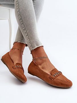 Mocasini Step in style  Mocasini pentru femei din piele ecologică. Decorați cu fir strălucitor și curea cu lanț. Acest model este o alegere excelentă pentru o