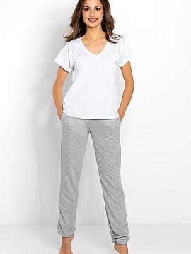 Pijama Momenti Per Me  În sfârșit acasă? Poartă acest set Chill Out confortabil și elegant, înfrumusețat cu o emblemă argintie pe piept, cu pantaloni înt