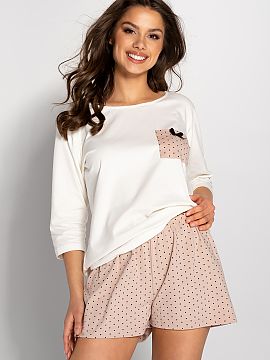 Pijama Momenti Per Me  Pijamale pentru femei, compuse dintr-o bluză și pantaloni scurți. Bluză cu mâneci 3/4, croială largă și confortabilă. Pantaloni scu