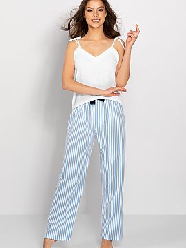 Pijama Momenti Per Me  Pijama de damă formată dintr-un tricou și pantaloni lungi. Tricou cu bretele legate la umeri, cu decolteu ascuțit. Pantaloni largi, cu o