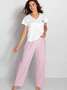 Pijama Momenti Per Me  Pijama de damă formată dintr-o bluză și pantaloni lungi. Bluză cu mânecă scurtă, cu decolteu ascuțit și buzunar la nivelul pieptul