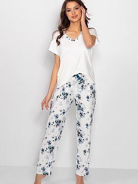 Pijama Momenti Per Me  Pijama de damă formată dintr-o bluză și pantaloni. Bluză cu mâneci scurte, cu decolteu ascuțit. Pantaloni lungi, fără buzunare, cu 