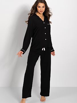 Pijama Momenti Per Me  Pijama de damă descheiată. Cămașă cu mâneci lungi care se termină cu o manșetă decorată cu o bandă. Decolteu ascuțit, cu guler d