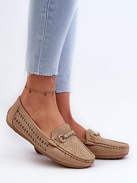 Mocasini Step in style  Mocasini de damă traforați din piele ecologică. Ornamentele aurii din față le conferă un caracter unic. Talpa moale va asigura confort