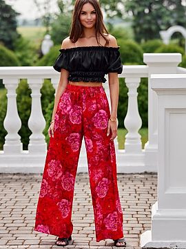Pantaloni de damă Roco Fashion  Pantalonii Capri sunt un model cu talie înaltă și picioare evazate cu picior larg. Pantalonii au o talie elastică și buzunare deschise 