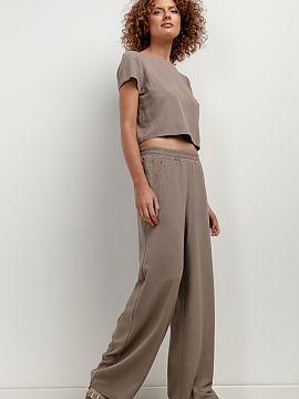 Pantaloni de damă Tessita  Pantalonii din in T404 sunt alegerea perfectă pentru femeile care apreciază stilul și confortul. Croiala lor largă le conferă un caract