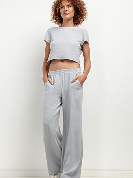 Pantaloni de damă Tessita  Pantalonii din in T404 sunt alegerea perfectă pentru femeile care apreciază stilul și confortul. Croiala lor largă le conferă un caract
