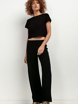 Pantaloni de damă Tessita  Pantalonii din in T404 sunt alegerea perfectă pentru femeile care apreciază stilul și confortul. Croiala lor largă le conferă un caract