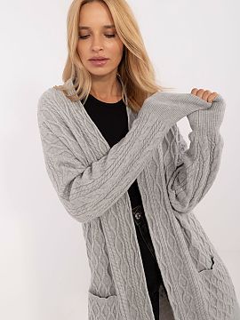 Cardigan AT  Un kardigan lung fără închidere este o jachetă perfectă pentru ziua de zi, care combină stilul casual cu confortul. Făcut dintr-o ame
