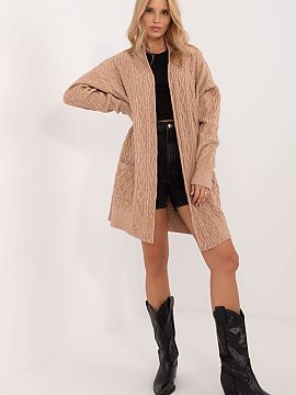 Cardigan AT  Cardiganul lung fără închidere este o haină perfectă pentru zi cu zi, combinând stilul casual cu confortul. Fabricat dintr-un amestec 