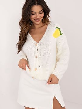 Sveter cu închidere Italy Moda  Pulover casual pentru femei ideal pentru ocazii de zi cu zi. Se caracterizează prin designul original plasat pe spate și un mic design sub