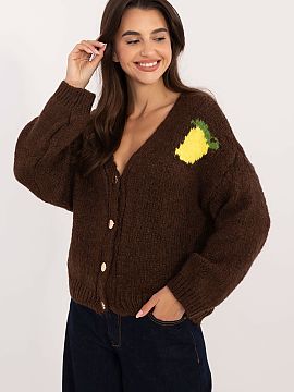 Sveter cu închidere Italy Moda  Pulover casual pentru femei, ideal pentru ocaziile de zi cu zi. Are un imprimeu original plasat pe spate și un mic imprimeu subtil pe faț�