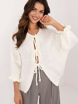 Sveter cu închidere Italy Moda  Pulover casual pentru femei, ideal pentru ocaziile de zi cu zi. Are un model simplu, care îi conferă un aspect minimalist, versatil. Fabri