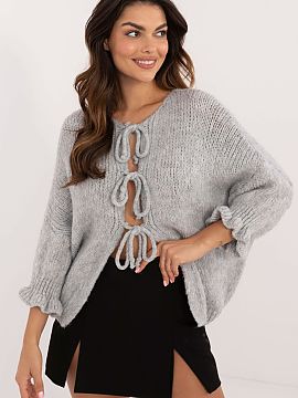 Sveter cu închidere Italy Moda  Pulover casual pentru femei, ideal pentru ocaziile de zi cu zi. Are un model simplu, care îi conferă un aspect minimalist, versatil. Fabri