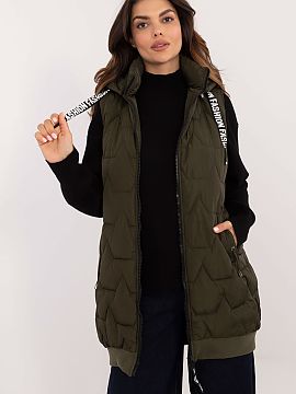 Vestă Factory Price  Vestonul matlasat pentru femei este o alegere practică și elegantă pentru zilele mai reci. Este fabricată din poliester, cu umplutură s