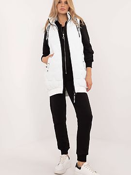 Vestă Factory Price  Vestonul matlasat pentru femei este o alegere practică și elegantă pentru zilele mai reci. Este fabricată din poliester, cu umplutură s