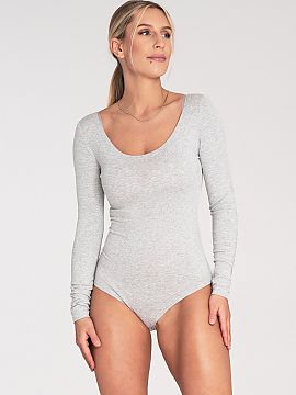 Corset Figl  Body clasic cu mâneci lungi și decolteu în formă de barcă. Ideal pentru a fi purtat cu blugi strâmți.